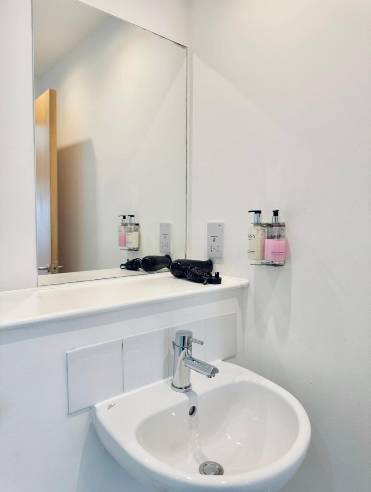Modern Two Bedroom Apartments Edimburgo Esterno foto